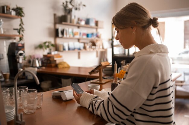 Personne utilisant la technologie nfc pour payer dans un restaurant
