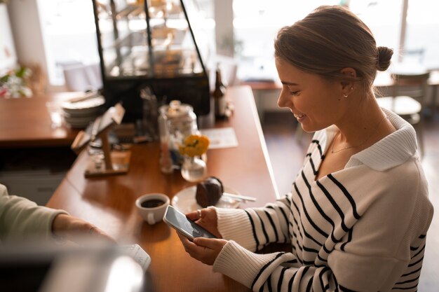 Personne utilisant la technologie nfc pour payer dans un restaurant