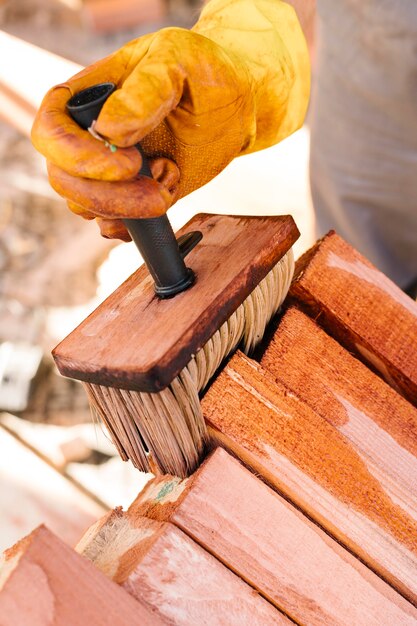 Personne vernissant le bois