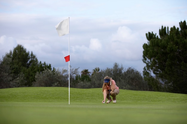 Personne visant le drapeau de golf