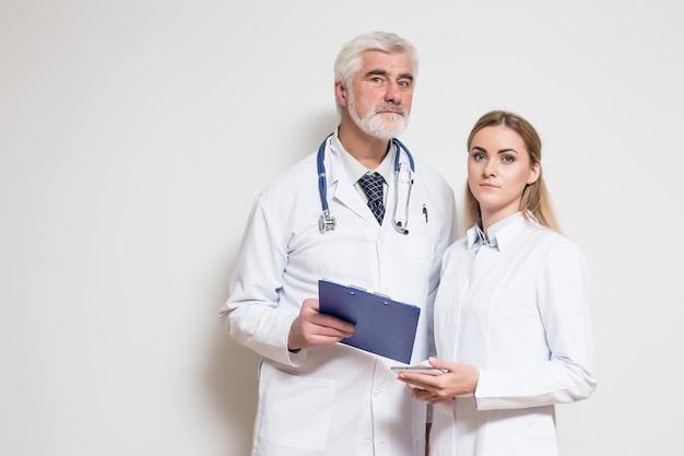 Personnel docteur adulte santé émotions gris