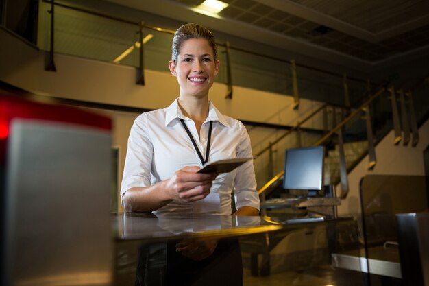 Personnel féminin détenant une carte d'embarquement et un passeport