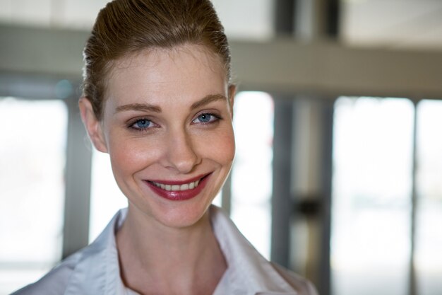 Personnel féminin souriant au terminal de l'aéroport