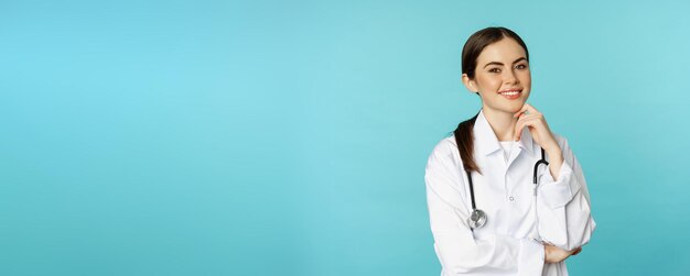 Le Personnel Médical Et Les Médecins Concept Young Smiling Female Doctor Healthcare Worker En Blouse Blanche Et St