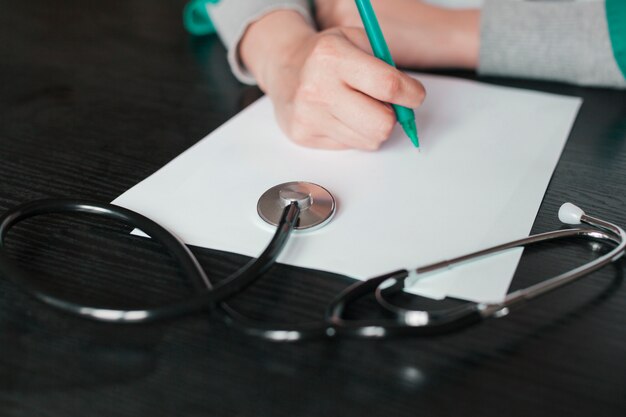 Personnel médical avec stéthoscope