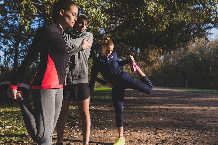 Photo gratuit les personnes actives d'étirement des muscles avant d'exécuter