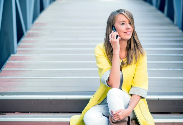 Personnes d&#39;affaires - femme sur téléphone intelligent. Femme d&#39;affaires femme de bureau parlant sur téléphone intelligent souriant heureux.