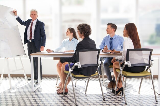 personnes d'âge mûr bureau des employés de l'entreprise