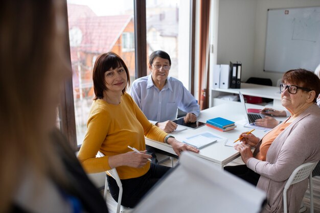 Personnes âgées à angle élevé apprenant ensemble