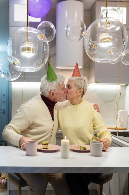 Personnes âgées célébrant ensemble