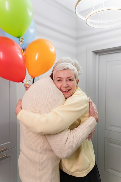 Photo gratuite personnes âgées célébrant ensemble