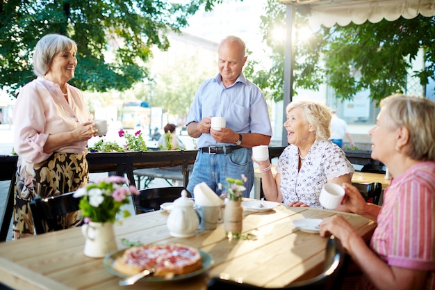 Personnes âgées célébrant des vacances au café