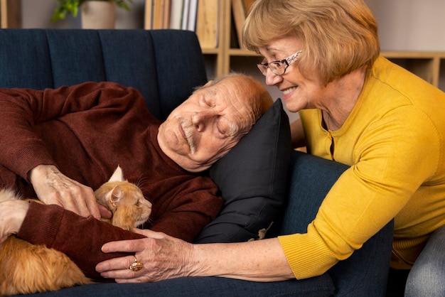 Photo gratuite personnes âgées avec chat