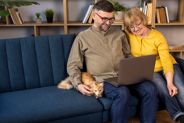 Photo gratuite personnes âgées avec chat