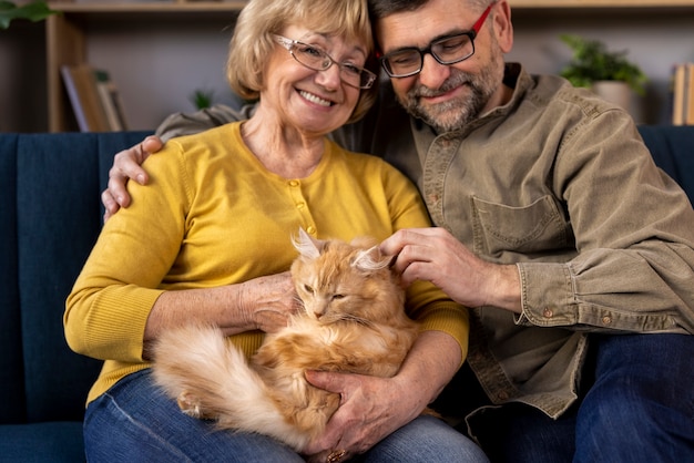 Photo gratuite personnes âgées avec chat