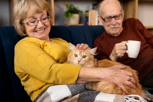 Photo gratuite personnes âgées avec chat