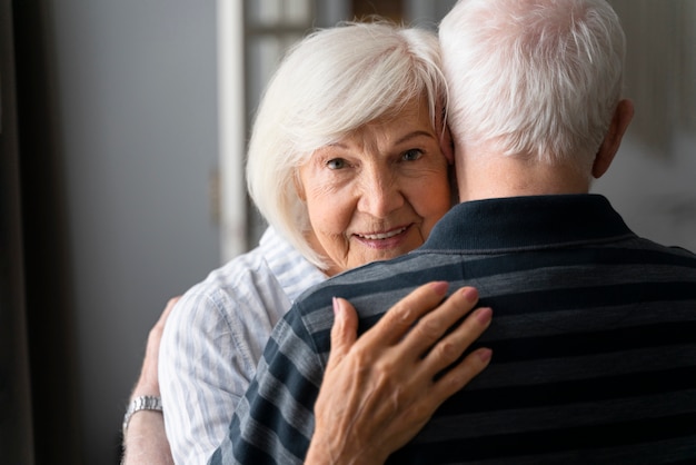 Photo gratuite personnes âgées confrontées ensemble à la maladie d'alzheimer