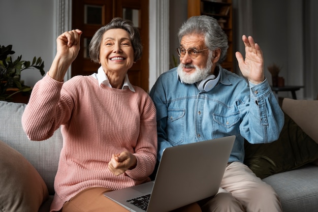 Personnes âgées de coup moyen avec ordinateur portable