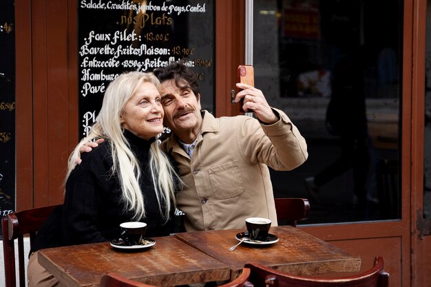 Personnes âgées à coup moyen prenant selfie