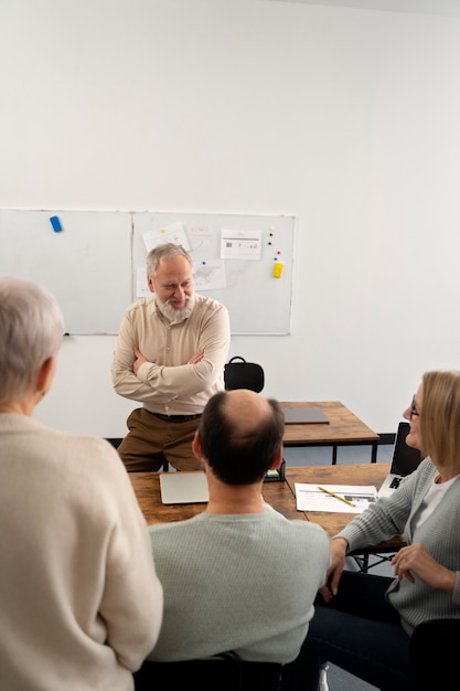 Photo gratuite personnes âgées à l'école pendant les cours