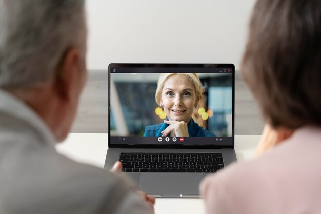 Des personnes âgées effectuant un appel vidéo