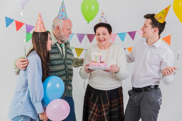 Personnes âgées fêtant leur anniversaire