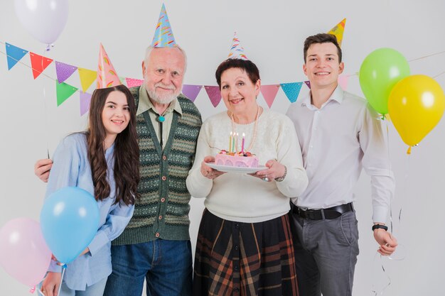 Personnes âgées fêtant leur anniversaire
