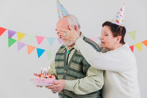 Personnes âgées fêtant leur anniversaire