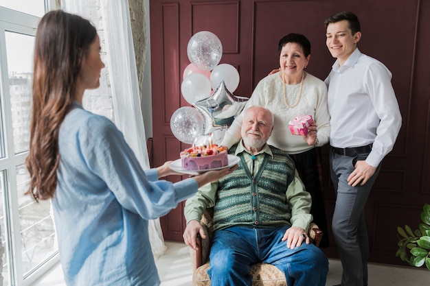 Personnes âgées fêtant leur anniversaire