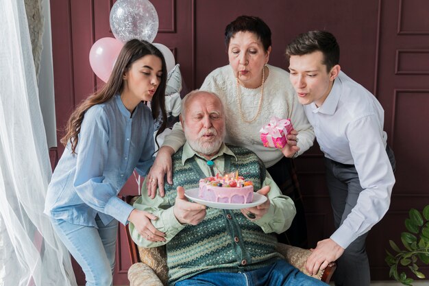 Personnes âgées fêtant leur anniversaire