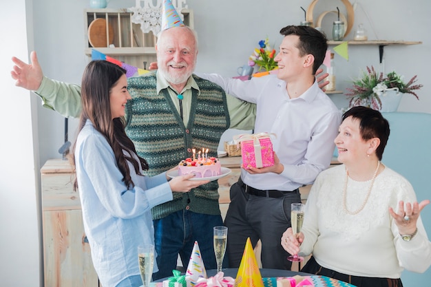 Personnes âgées fêtant leur anniversaire