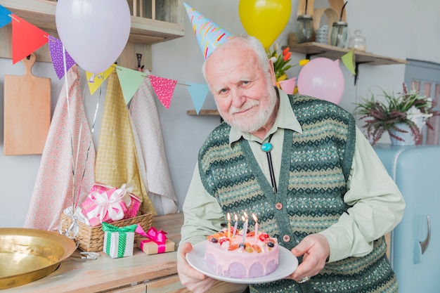 Personnes âgées fêtant leur anniversaire