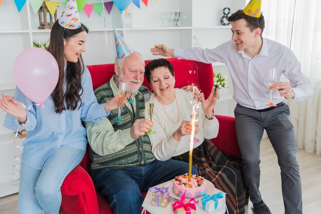 Personnes âgées fêtant leur anniversaire