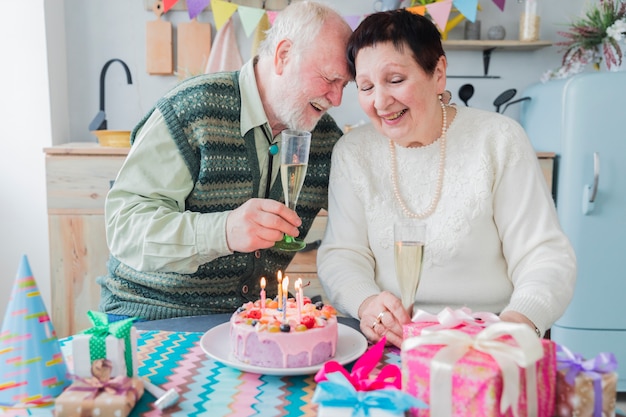 Personnes âgées fêtant leur anniversaire