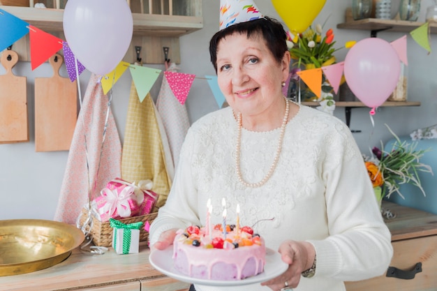 Personnes âgées fêtant leur anniversaire