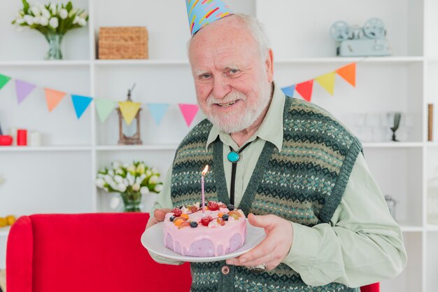 Personnes âgées fêtant leur anniversaire