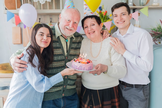 Photo gratuite personnes âgées fêtant leur anniversaire