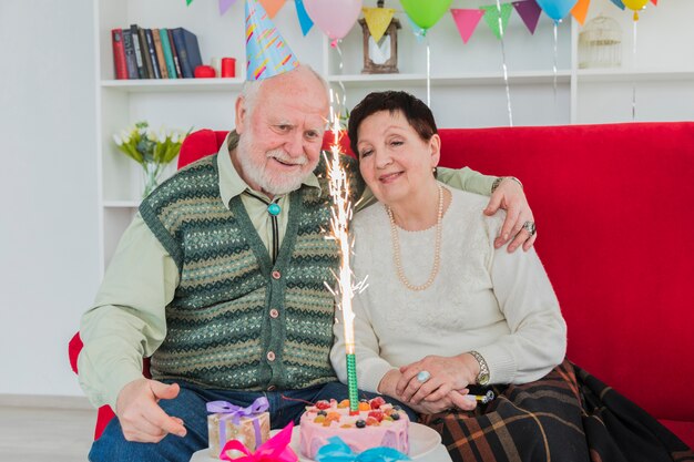 Personnes âgées fêtant leur anniversaire