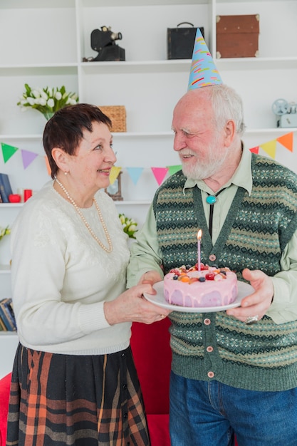 Photo gratuite personnes âgées fêtant leur anniversaire