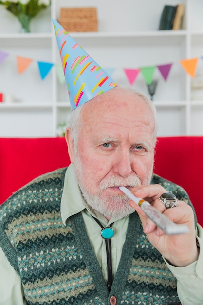 Photo gratuite personnes âgées fêtant leur anniversaire