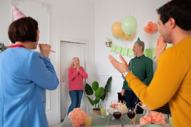 Photo gratuite les personnes âgées fêtent leur anniversaire