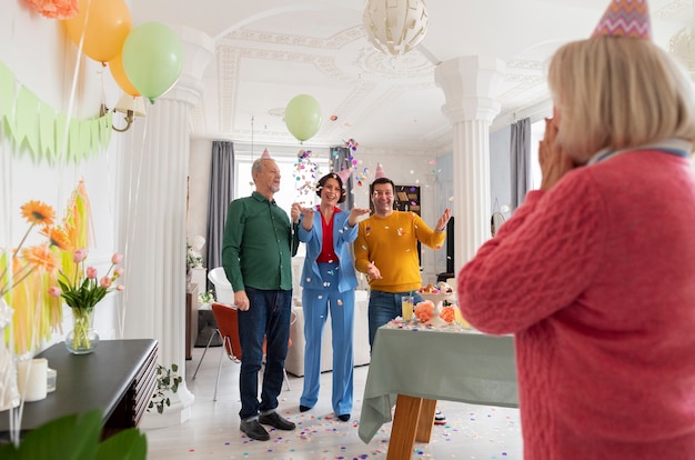 Photo gratuite les personnes âgées fêtent leur anniversaire