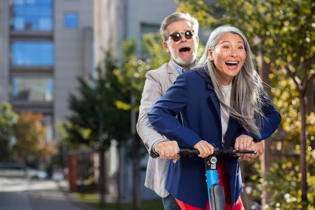 Personnes âgées heureuses s'amuser