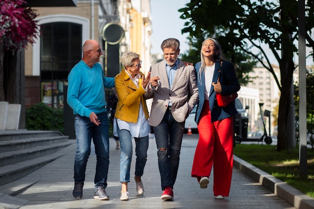 Personnes âgées heureuses s'amuser