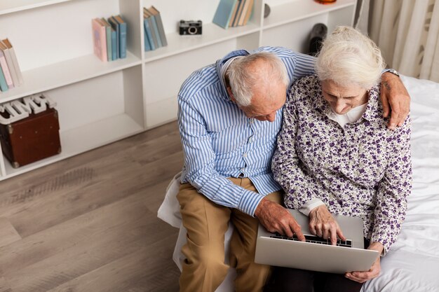 Personnes âgées, homme femme, utilisation, a, ordinateur portable