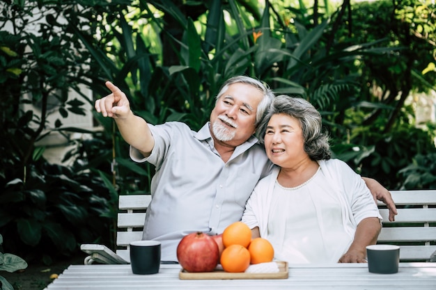 Personnes âgées jouant et mangeant des fruits