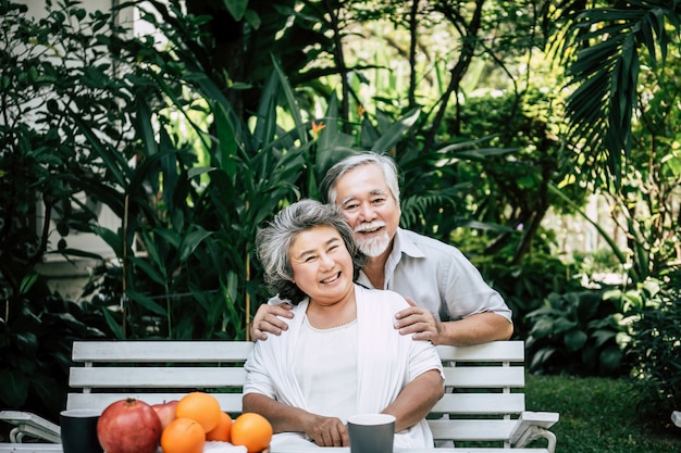 Personnes âgées jouant et mangeant des fruits