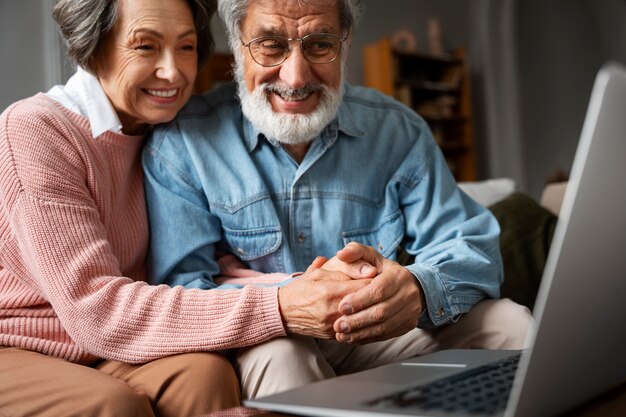 Personnes âgées avec ordinateur portable plan moyen