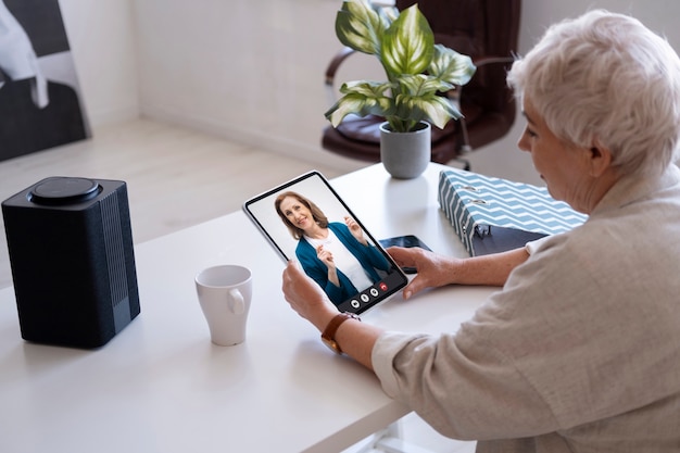 Personnes âgées passant un appel vidéo