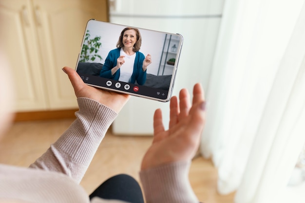 Personnes âgées passant un appel vidéo